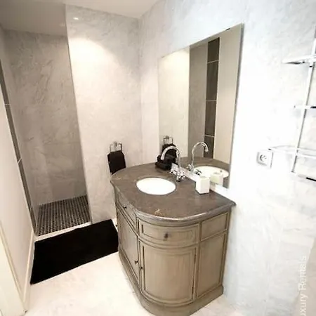 4p, Vieux Gardens Flat アパート *
