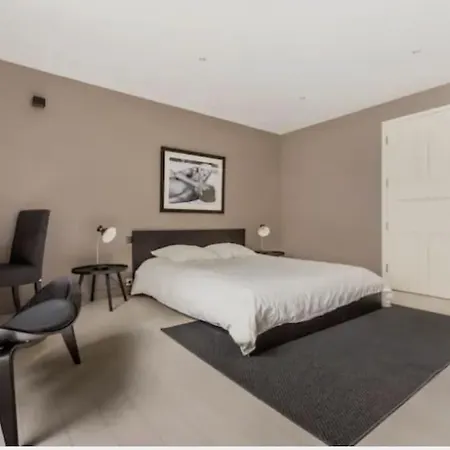 4p, Vieux Gardens Flat アパート *