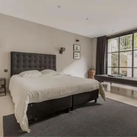 4p, Vieux Gardens Flat *