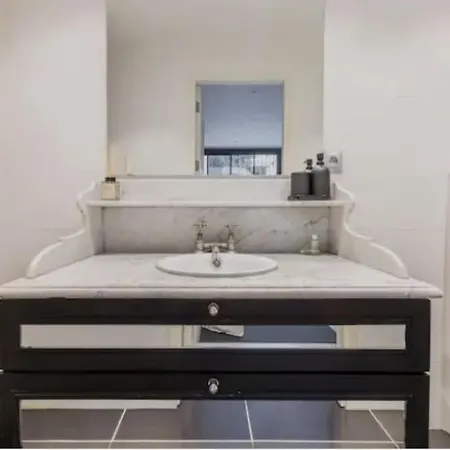 4p, Vieux Gardens Flat *