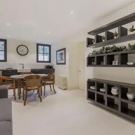 4p, Vieux Gardens Flat *