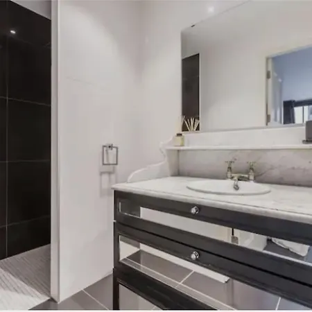 4p, Vieux Gardens Flat *