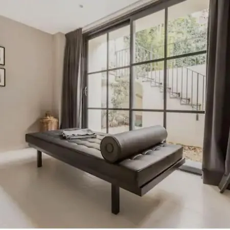4p, Vieux Gardens Flat *